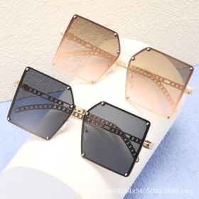 Big frame sunglasses personality chain mirror legs fashion street photography show sun shading sunglasses women (Lens color: White frame, upper gray, lower powder)